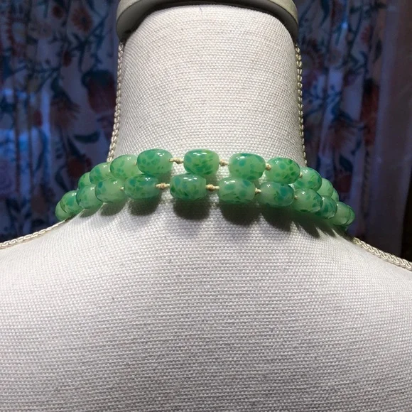 Elegant Green Beaded Necklace - Picture 3 of 4
